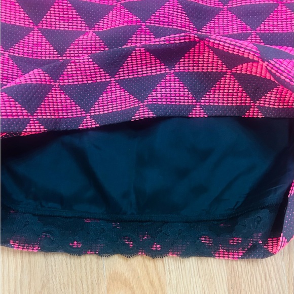 Trina Turk Dresses Size 4. Pink & black geometric pattern. Halter. EUC. Lined. - Picture 7 of 8